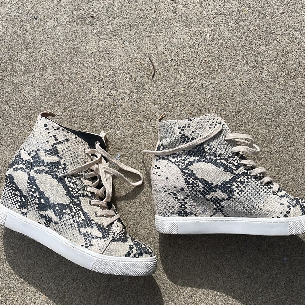 Size 9 madden girls wedge sneakers - Picture 2 of 2